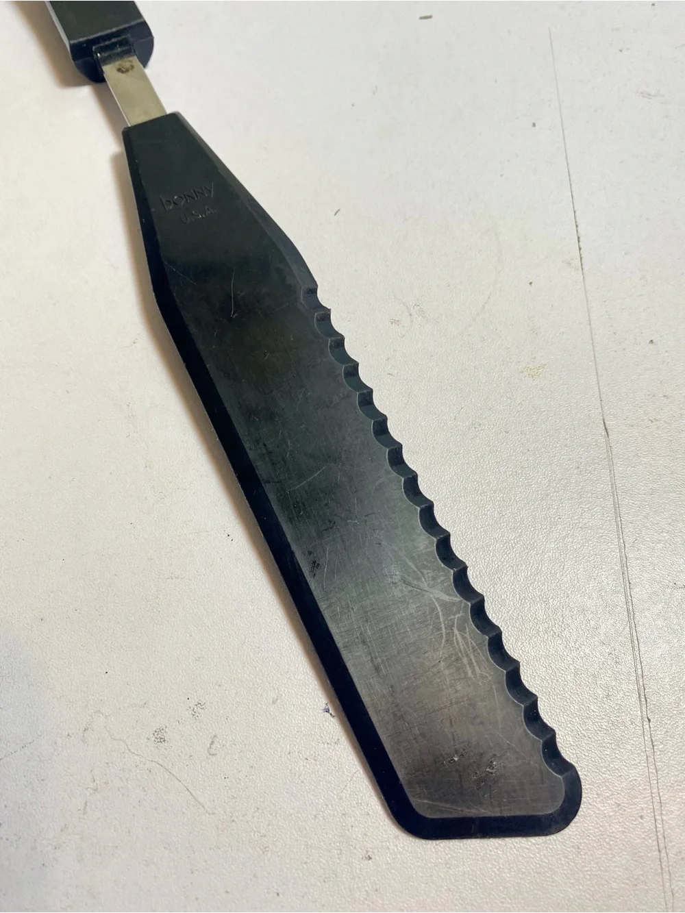 Bonny black serrated